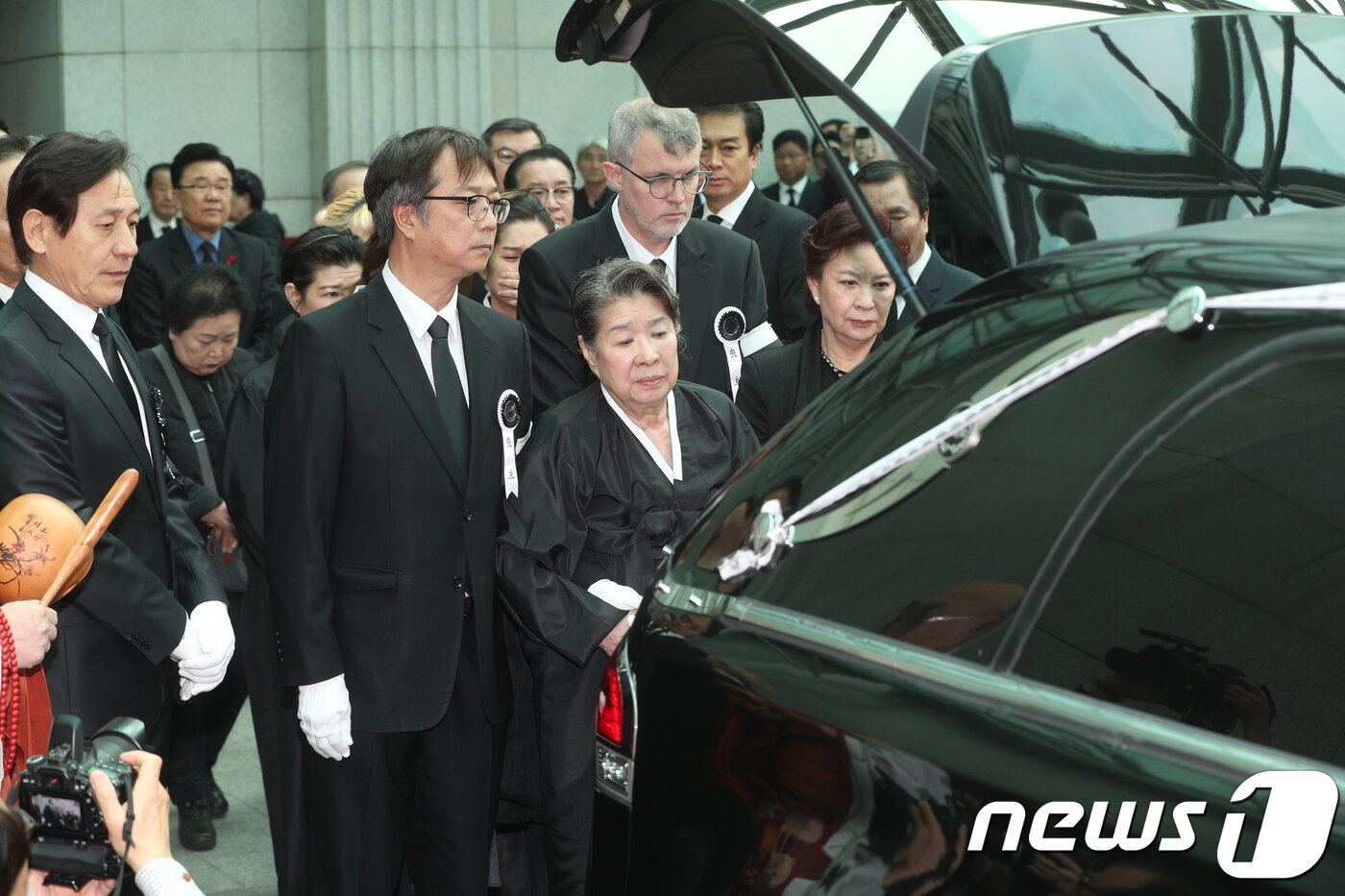 본문 이미지 - 6일 오전 서울 송파구 서울아산병원 장례식장에서 배우 고(故) 신성일(강신성일)의 발인이 엄수되고 있다. 신성일은 지난 4일 오전 지병이던 폐암으로 세상을 떠났으며 장지는 경북 영천 선영에 마련된다. 신성일은 1960년 영화 '로맨스 빠빠'로 데뷔 후 '맨발의 청춘' 등 다수의 히트 영화에 출연하며 국민배우로 등극했다.2018.11.6/뉴스1 ⓒ News1 신웅수 기자