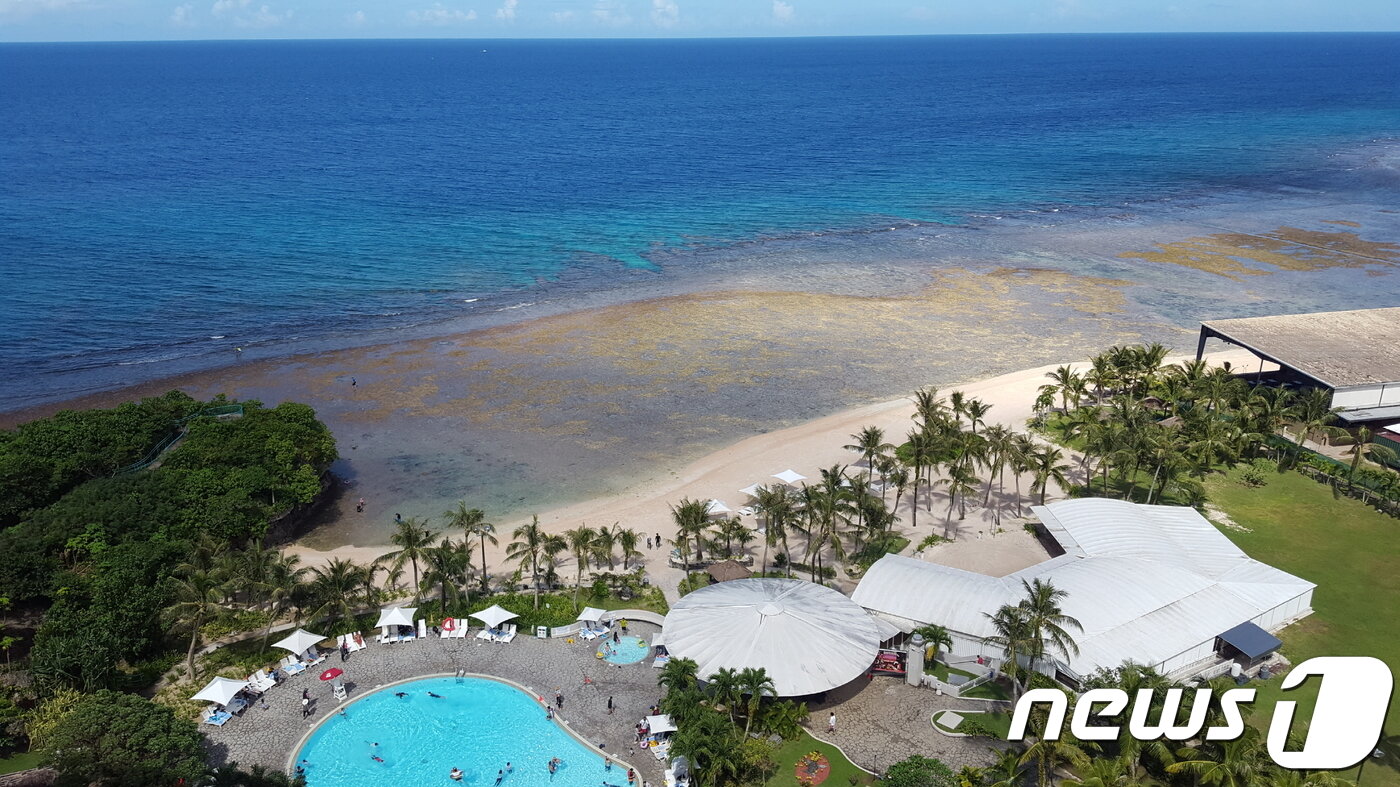 본문 이미지 - 닛코 호텔 객실에서 투몬만과 수영장을 바라본 모습 (2) ⓒ News1 문창석 기자
