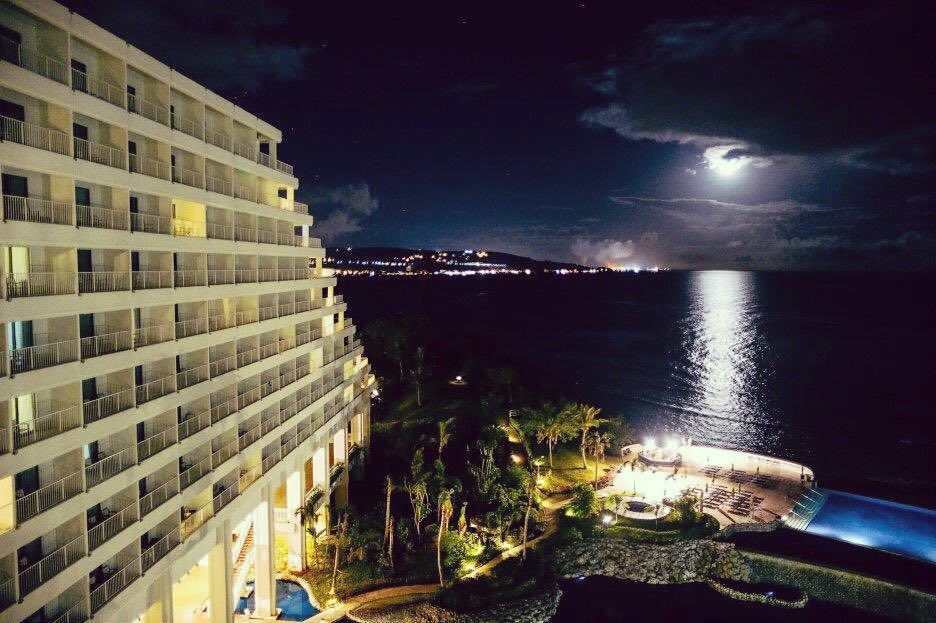 본문 이미지 - 호텔 야경. (쉐라톤 라구나 괌 리조트 공식 인스타그램) ⓒ News1 