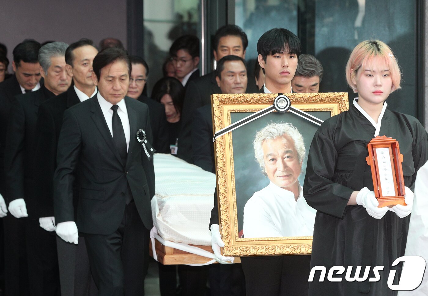 본문 이미지 - 6일 오전 서울 송파구 서울아산병원 장례식장에서 배우 고(故) 신성일(강신성일)의 발인이 엄수되고 있다. 신성일은 지난 4일 오전 지병이던 폐암으로 세상을 떠났으며 장지는 경북 영천 선영에 마련된다. 신성일은 1960년 영화 '로맨스 빠빠'로 데뷔 후 '맨발의 청춘' 등 다수의 히트 영화에 출연하며 국민배우로 등극했다. 2018.11.6/뉴스1 ⓒ News1 신웅수 기자