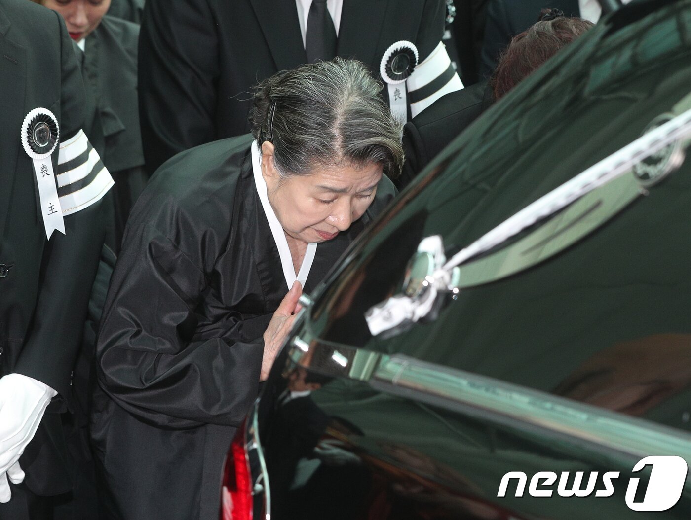 본문 이미지 - 배우 엄앵란이 6일 오전 서울 송파구 서울아산병원 장례식장에서 배우 고(故) 신성일(강신성일)의 발인식에서 고개숙여 인사하고 있다. 신성일은 지난 4일 오전 지병이던 폐암으로 세상을 떠났으며 장지는 경북 영천 선영에 마련된다. 신성일은 1960년 영화 '로맨스 빠빠'로 데뷔 후 '맨발의 청춘' 등 다수의 히트 영화에 출연하며 국민배우로 등극했다. 2018.11.6/뉴스1 ⓒ News1 신웅수 기자