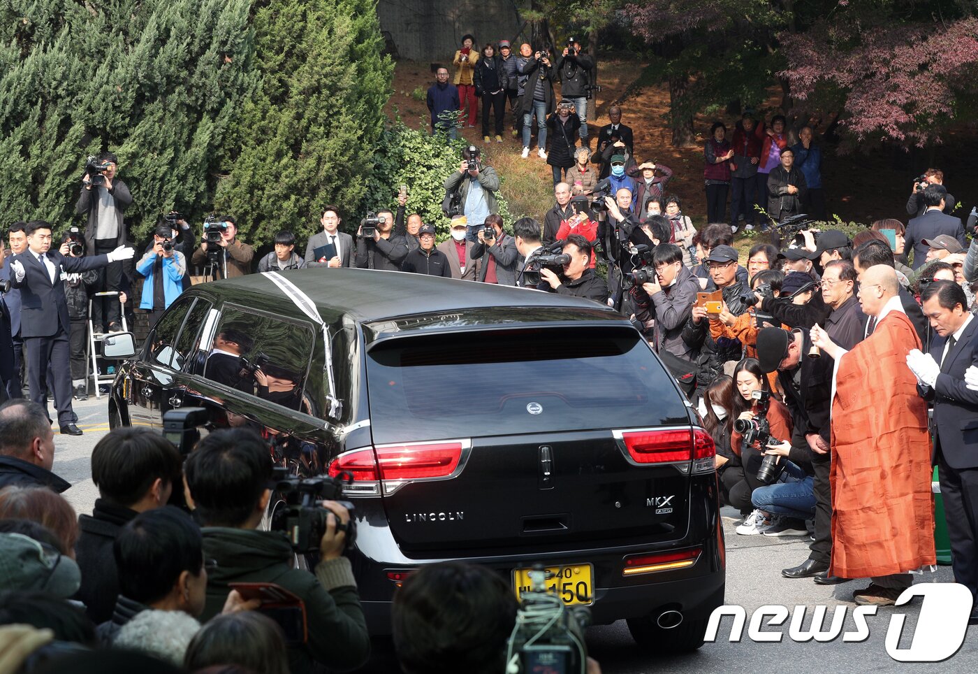 본문 이미지 - 6일 오전 서울 송파구 서울아산병원 장례식장에서 배우 고(故) 신성일(강신성일)의 발인이 엄수되고 있다. 신성일은 지난 4일 오전 지병이던 폐암으로 세상을 떠났으며 장지는 경북 영천 선영에 마련된다. 신성일은 1960년 영화 '로맨스 빠빠'로 데뷔 후 '맨발의 청춘' 등 다수의 히트 영화에 출연하며 국민배우로 등극했다. 2018.11.6/뉴스1 ⓒ News1 신웅수 기자