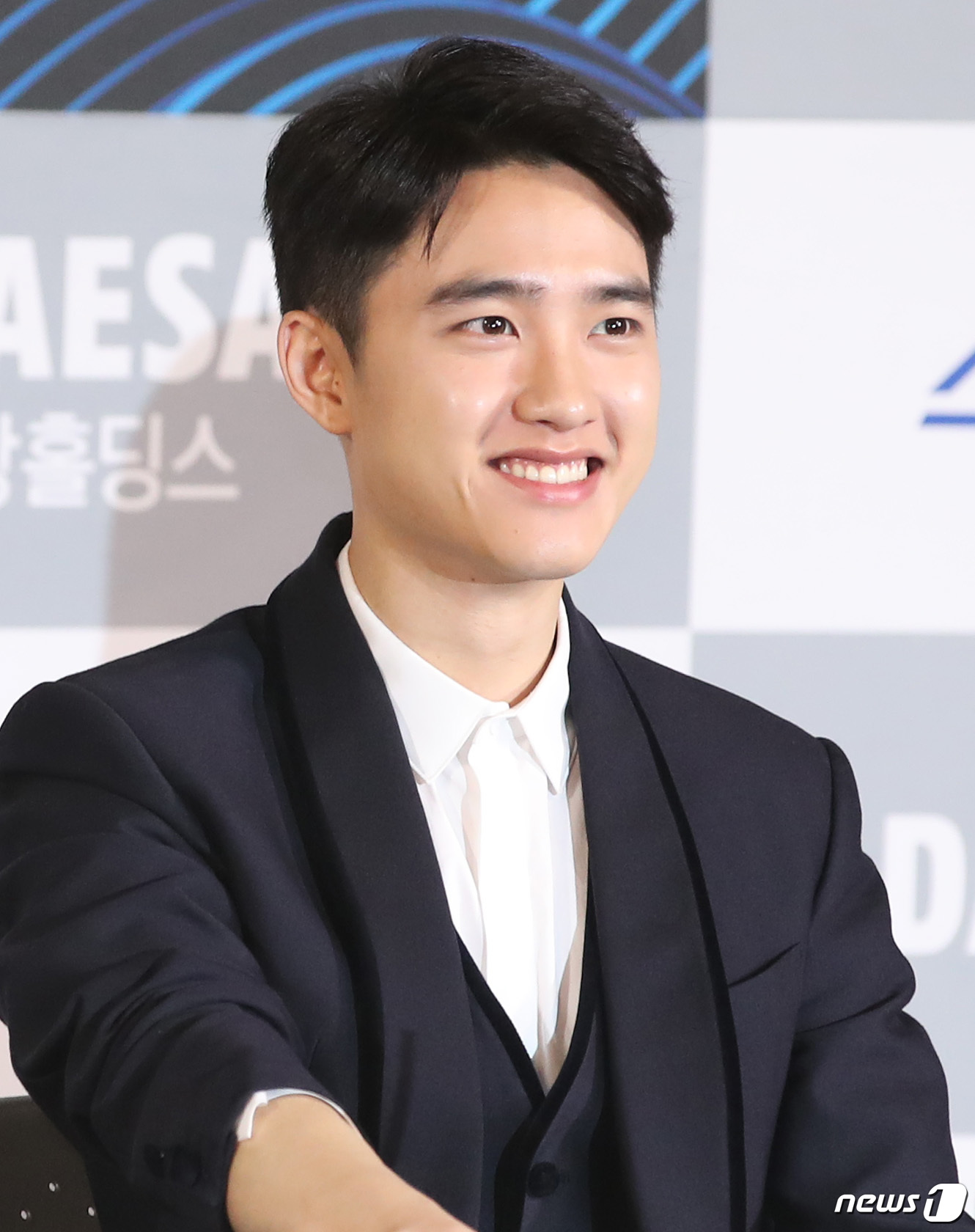 (서울=뉴스1) 권현진 기자 = 배우 도경수(엑소 디오)가 6일 오후 서울 여의도cgv에서 열린 '청룡영화상' 핸드프린팅 행사에 참석해 미소를 짓고 있다. 2018.11.6/뉴스1 …