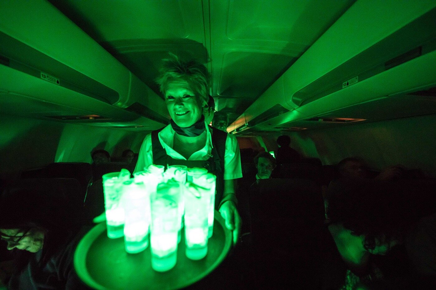 본문 이미지 - 오로라 360 기내에서 유콘 브로어리의 진을 제공한다