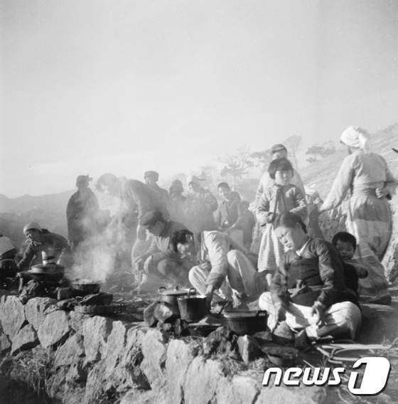 1951년 야외서 음식 조리하는 피난민들
