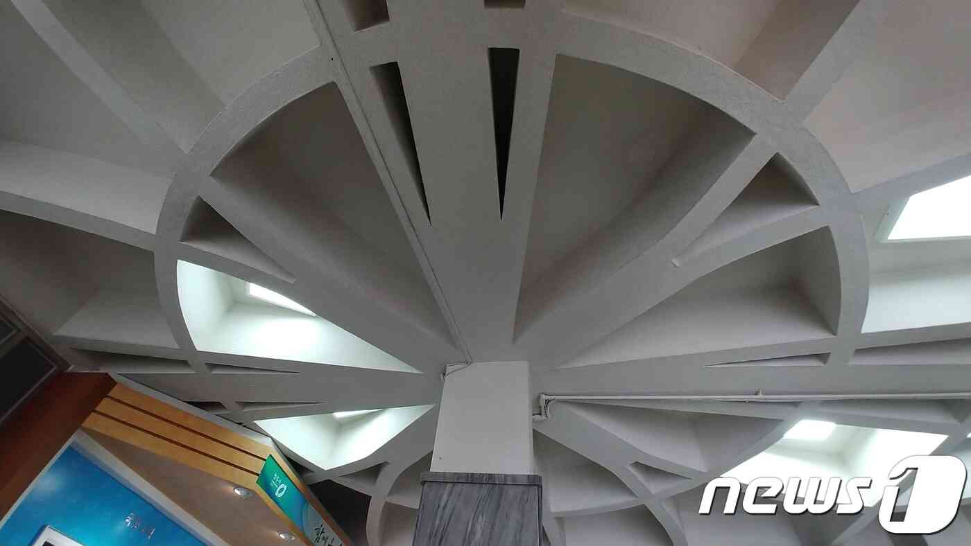 욱일기 형상화 논란이 일고 있는 청주시청 본관 1층 천장 구조물© News1