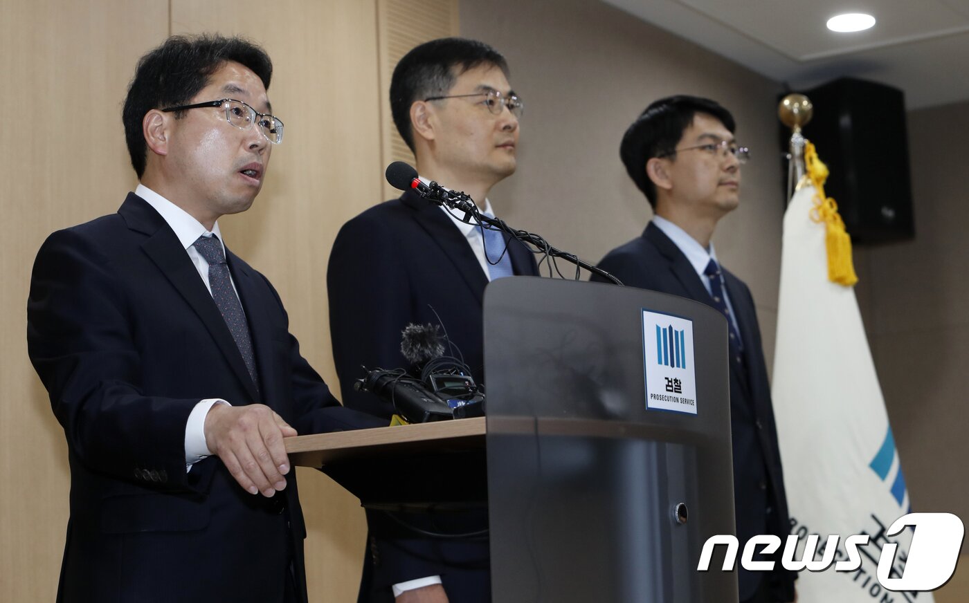본문 이미지 - '계엄령 문건 관련 의혹 군·검 합동수사단' 공동 수사단장인 노만석 서울중앙지검 조사2부장(왼쪽)과 전익수 공군대령(가운데)이 7일 오전 서울 송파구 서울동부지방검찰청에서 기무사 계엄문건 의혹 관련 중간수사 결과를 발표하고 있다. 2018.11.7/뉴스1 ⓒ News1 이승배 기자