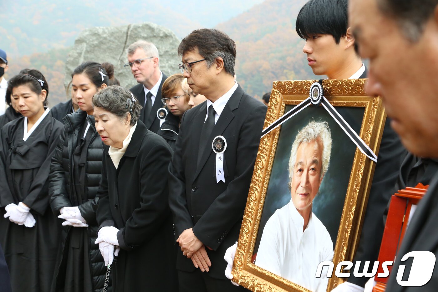 본문 이미지 - 故 신성일 유족과 지인들이 7일 경북 영천시 괴연동 성일가에서 열린 '故 신성일 추모식'에 앞서 하관식을 하고 있다.  2018.11.7 (영천=뉴스1) 정우용 기자 ⓒ News1 