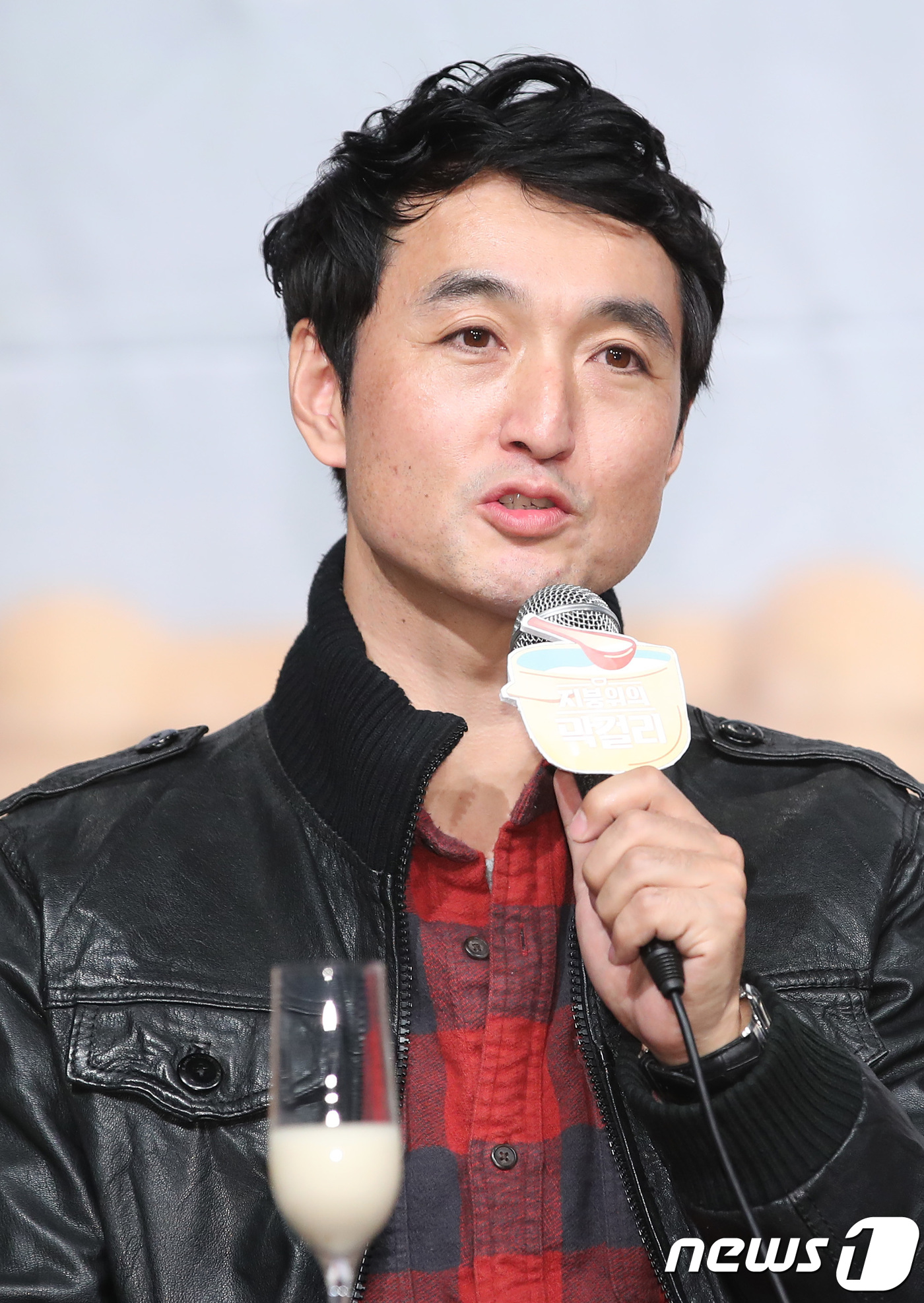 (서울=뉴스1) 권현진 기자 = 김군래 PD가 7일 오후 서울 영등포 타임스퀘어에서 열린 채널A ‘지붕위의 막걸리’ 제작발표회에 참석해 인사말을 하고 있다.‘지붕 위의 막걸리’는 …