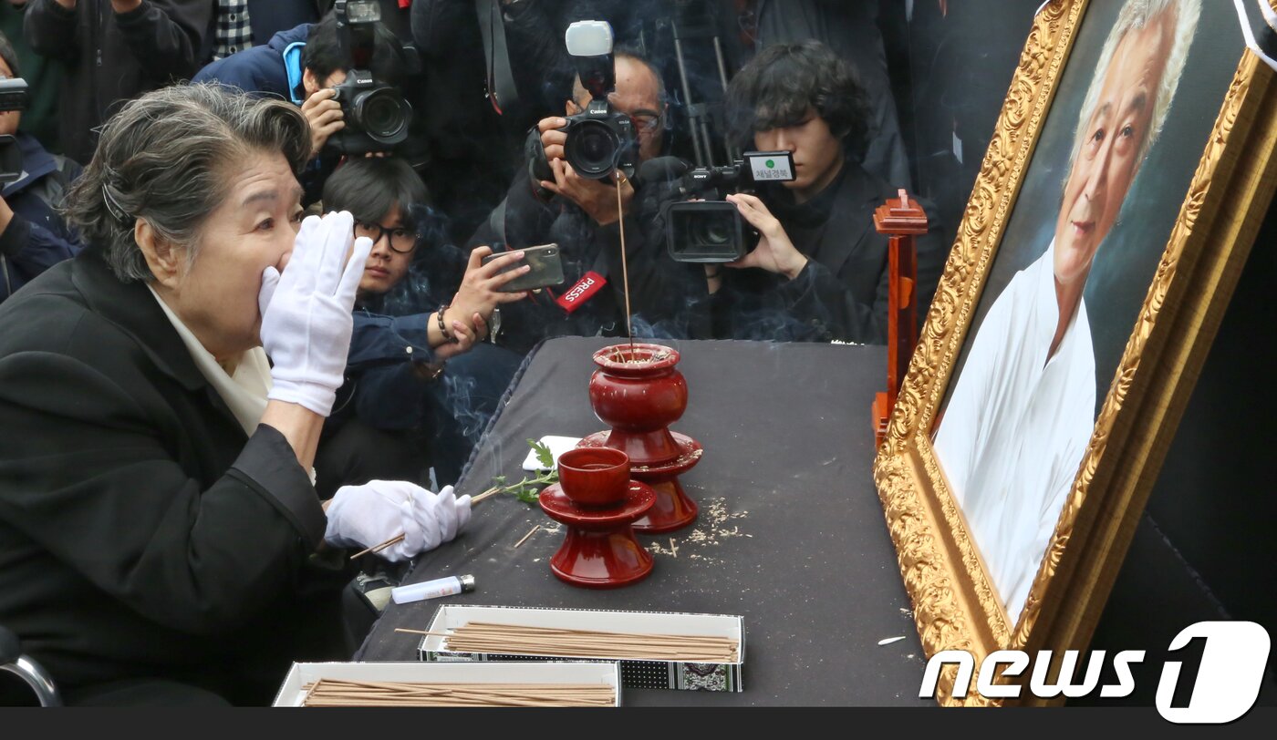 본문 이미지 - 7일 경북 영천시 괴연동 성일가에서 열린 故 신성일 추모제에서 부인 엄앵란씨가 신성일씨의 영정에 헌화하며 그의 이름을 부르고 있다.  2018.11.7 (영천=뉴스1) 정우용 기자 ⓒ News1 