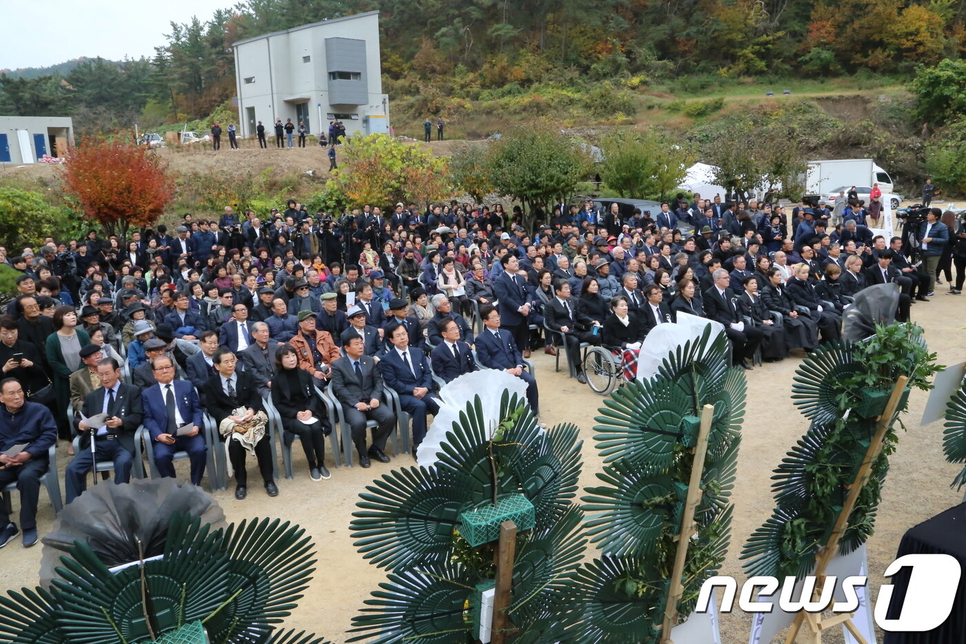 본문 이미지 - 7일 경북 영천시 괴연동 성일가에서 열린 故 신성일 추모제에 600여명의 추모객들이 몰려 고인을 추모하고 있다.  2018.11.7 (영천=뉴스1) 정우용 기자 ⓒ News1 