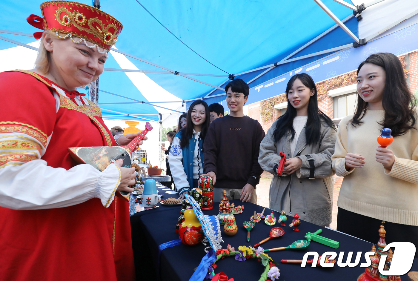 (대구=뉴스1) 공정식 기자 = 7일 오전 대구 달서구 신당동 계명대학교 성서캠퍼스에서 중앙아시아지역의 다양한 문화를 체험하고 공유하기 위한 ‘2018 실크로드 중앙아시아 문화축전 …