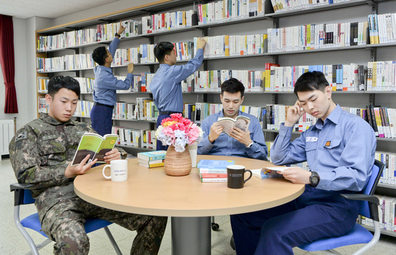 "한 손에 총, 한 손에 책"…국방부, 병영 내 독서 활성화 프로젝트