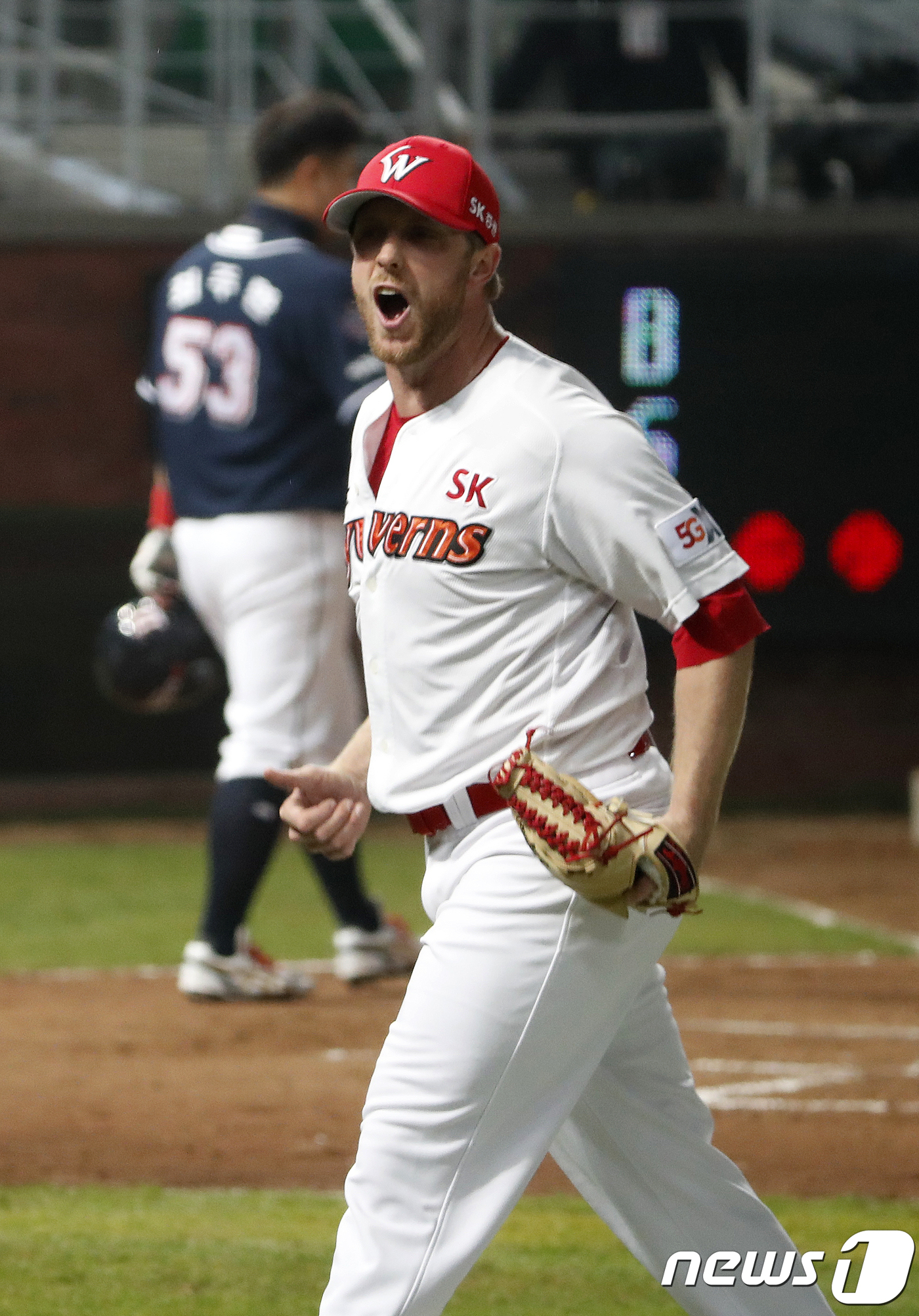 (인천=뉴스1) 안은나 기자 = 7일 오후 인천 미추홀구 SK행복드림구장에서 열린 2018 프로야구 신한은행 마이카 KBO 한국시리즈 3차전 두산 베어스와 SK 와이번스의 경기 6 …