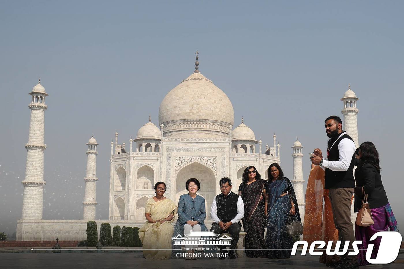 본문 이미지 - 지난 2018년 11월 7일 문재인 대통령의 부인 김정숙 여사가 인도 우타르프라데시주 아그라의 타지마할을 둘러보고 있다. (청와대 페이스북) 2018.11.7/뉴스1