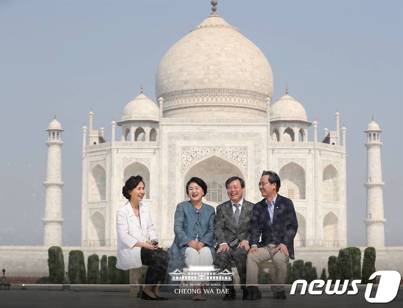 지난 2018년 11월 문재인 대통령의 부인 김정숙 여사가 인도 우타르프라데시주 아그라의 타지마할을 둘러보고 있다. &#40;청와대 페이스북&#41; /뉴스1