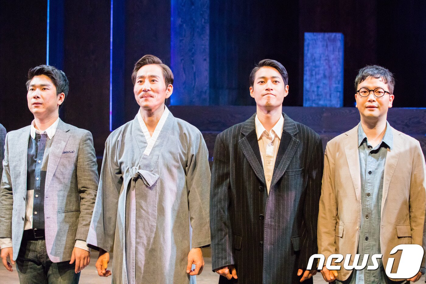본문 이미지 - 연극 '어둠상자' 공연장면.  왼쪽부터 4대 김기태(윤대홍), 대한제국 황실사진가인 1대 김규진(이길) 2대 김석연(장한새) 3대 김만우(이현호)ⓒ News1