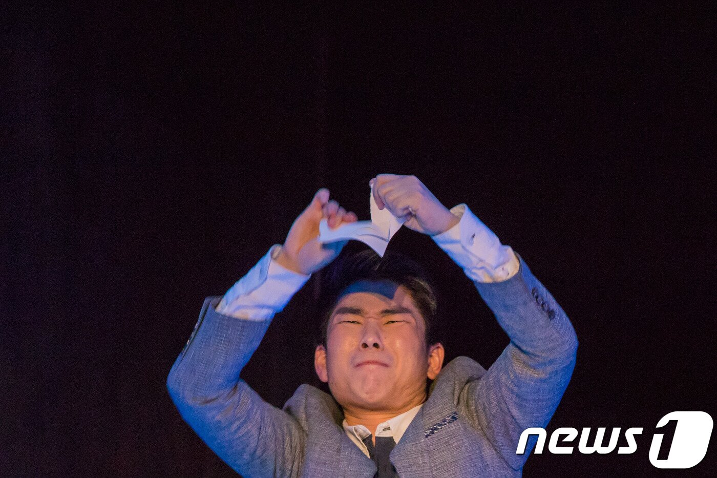 본문 이미지 - 연극 '어둠상자' 공연장면. 김기태(윤대홍)가 국립현대미술관 덕수궁관에 전시된 고종황제의 사진을 찢는다.ⓒ News1