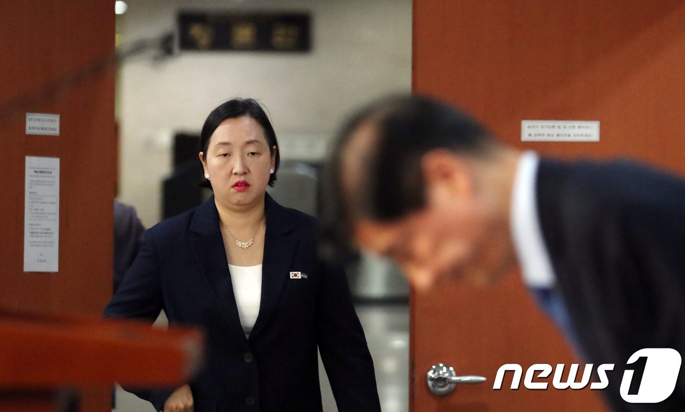 (서울=뉴스1) 김명섭 기자 = 인지연 대한애국당 수석대변인이 8일 서울 여의도 국회 정론관에서 이해식 더불어민주당 대변인의 브리핑을 바라보고 있다. 이날 앞선 브리핑 시간이 지연 …