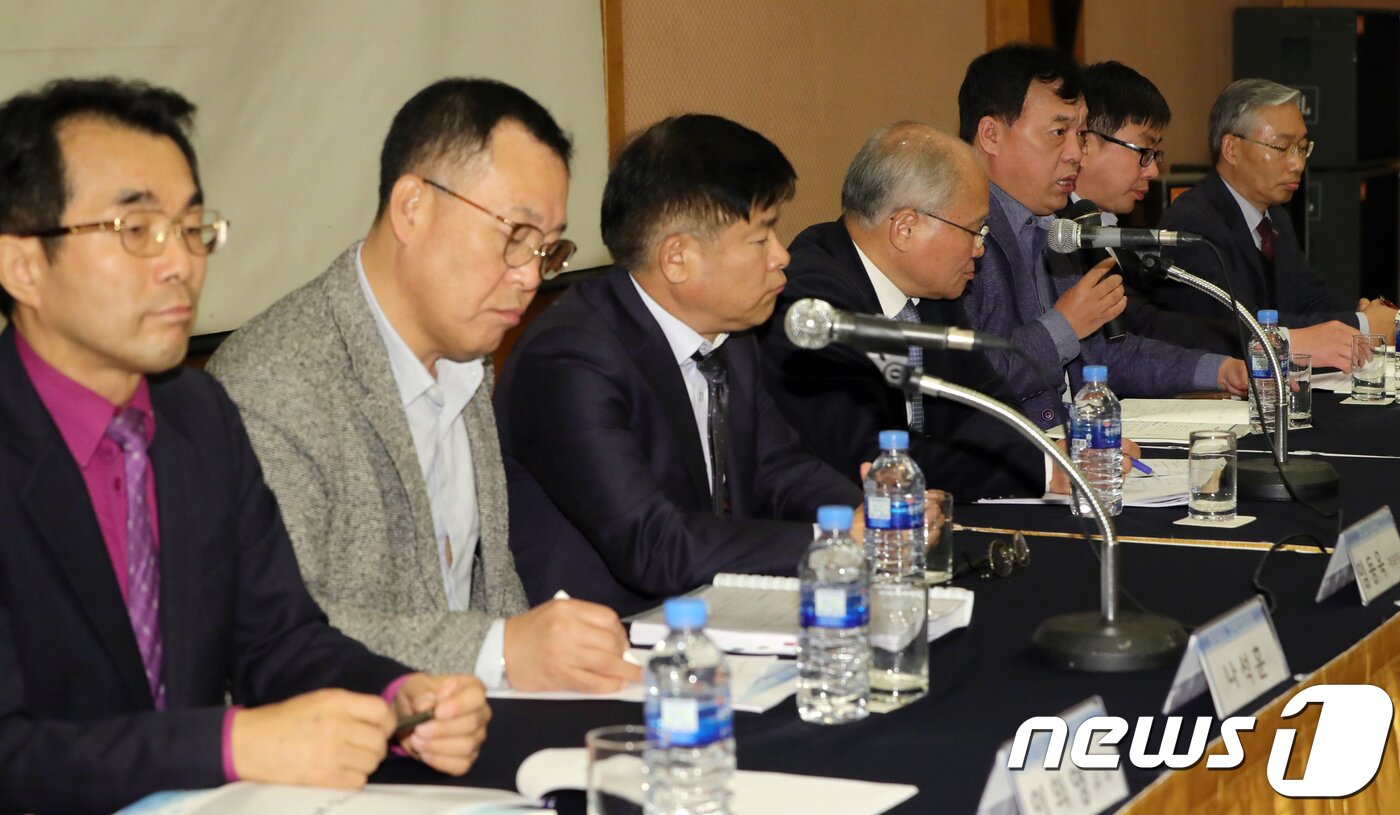 본문 이미지 - 김영기 참여자치전북시민연대 공동대표 등이 8일 전북 전주시 호텔 르윈 백제홀에서 열린 제6회 뉴스1 지역창조포럼에 참석해 종합토론을 하고 있다.2018.11.8/뉴스1 ⓒ News1 문요한 기자