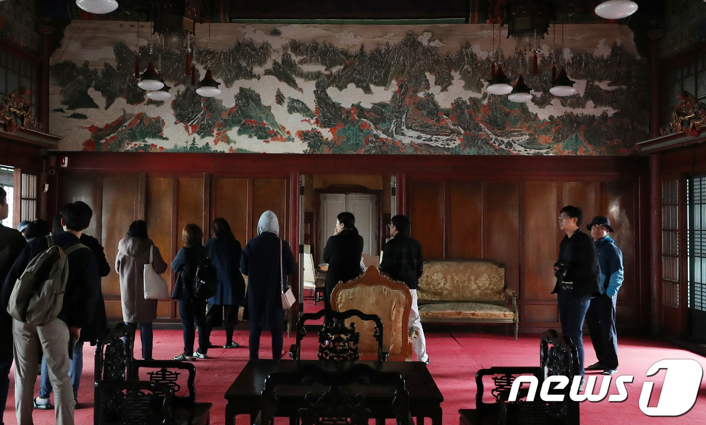 (서울=뉴스1) 구윤성 기자 = 8일 오후 서울 창덕궁을 찾은 관람객들이 희정당(熙政堂) 내부에서 해강(海岡) 김규진이 그린 등록문화재 '금강산만물초승경도'를 살펴보고 있다.문화재 …