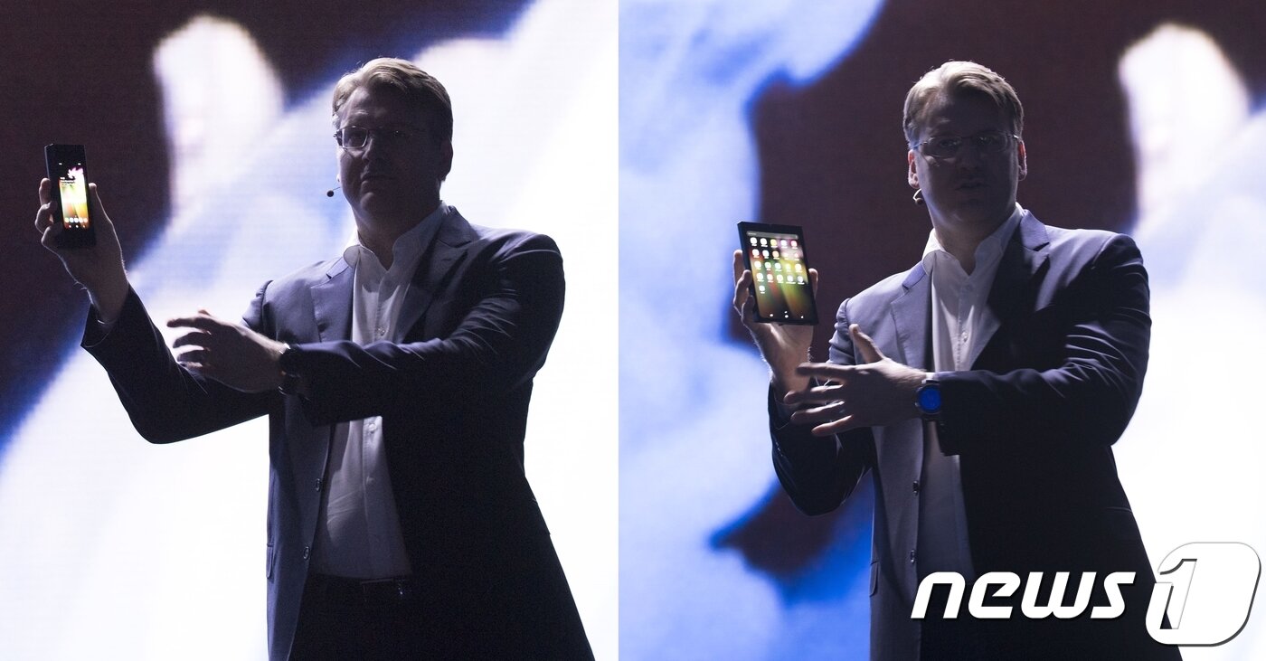 본문 이미지 - 저스틴 데니슨 삼성전자 미국법인 상무가 11월 열린 SDC2018에서주머니에서 폴더블 스마트폰을 꺼내 보여주고 있다. (삼성전자 제공)ⓒ News1