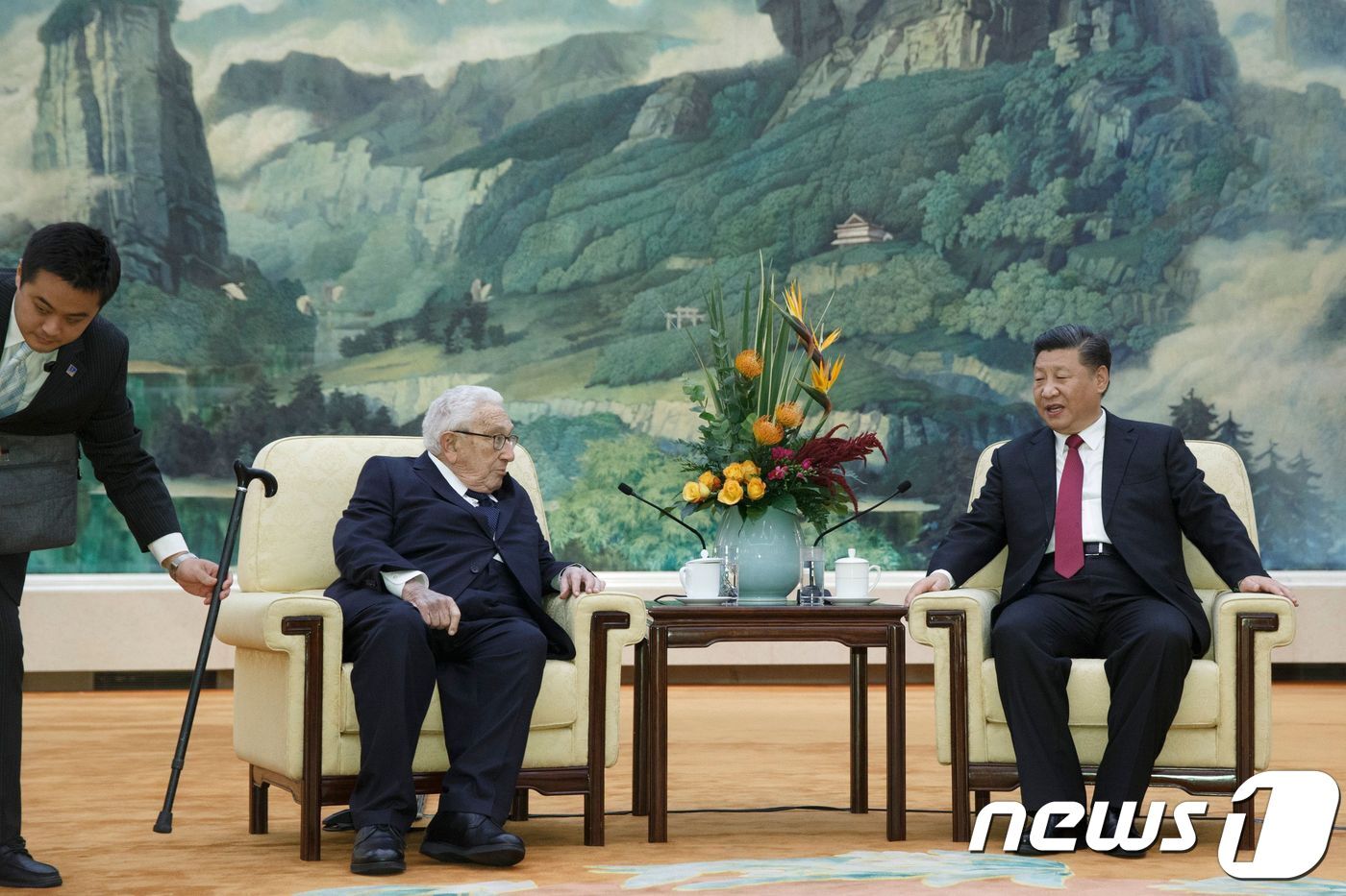 본문 이미지 - 8일 시진핑 중국 국가 주석이 인민대회당에서 헨리 키신저 전 미국 국무장관을 만나고 있다. ⓒ AFP=뉴스1 ⓒ News1
