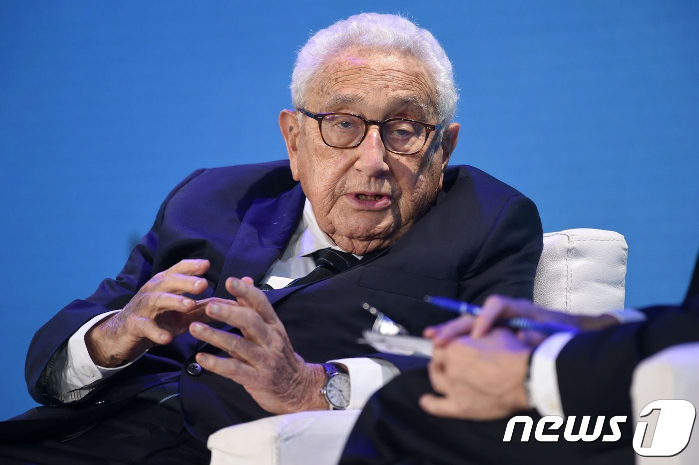 본문 이미지 - 키신저가 6일  싱가포르에서 열린 블룸버그통신 주최의 신경제포럼에서 기조연설을 하고 있다. ⓒ AFP=뉴스1 ⓒ News1