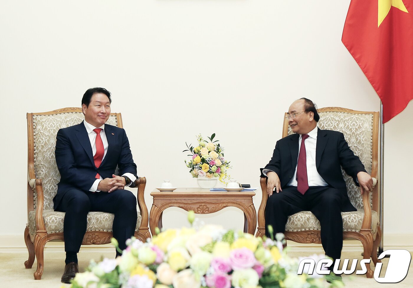 본문 이미지 - 최태원 SK 회장이 2018년 11월 8일(현지시간) 베트남 하노이에서 응웬 쑤언 푹 총리와 면담을 하는 모습(SK 제공)/뉴스1