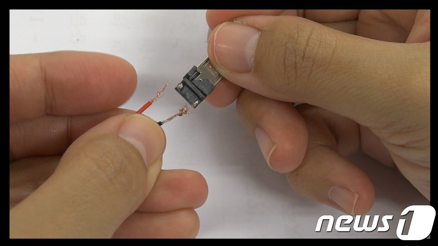 본문 이미지 - 휴대폰 충전 케이블 수리. 커넥터 단자와 전선 부분을 재연결하는 수리 과정.2018.11.8.ⓒ News1