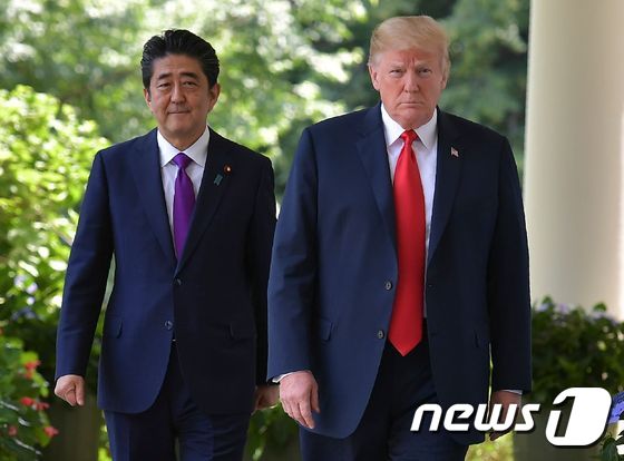 도널드 트럼프 미국 대통령(오른쪽)과 아베 신조 일본 총리 <자료사진> © AFP=뉴스1
