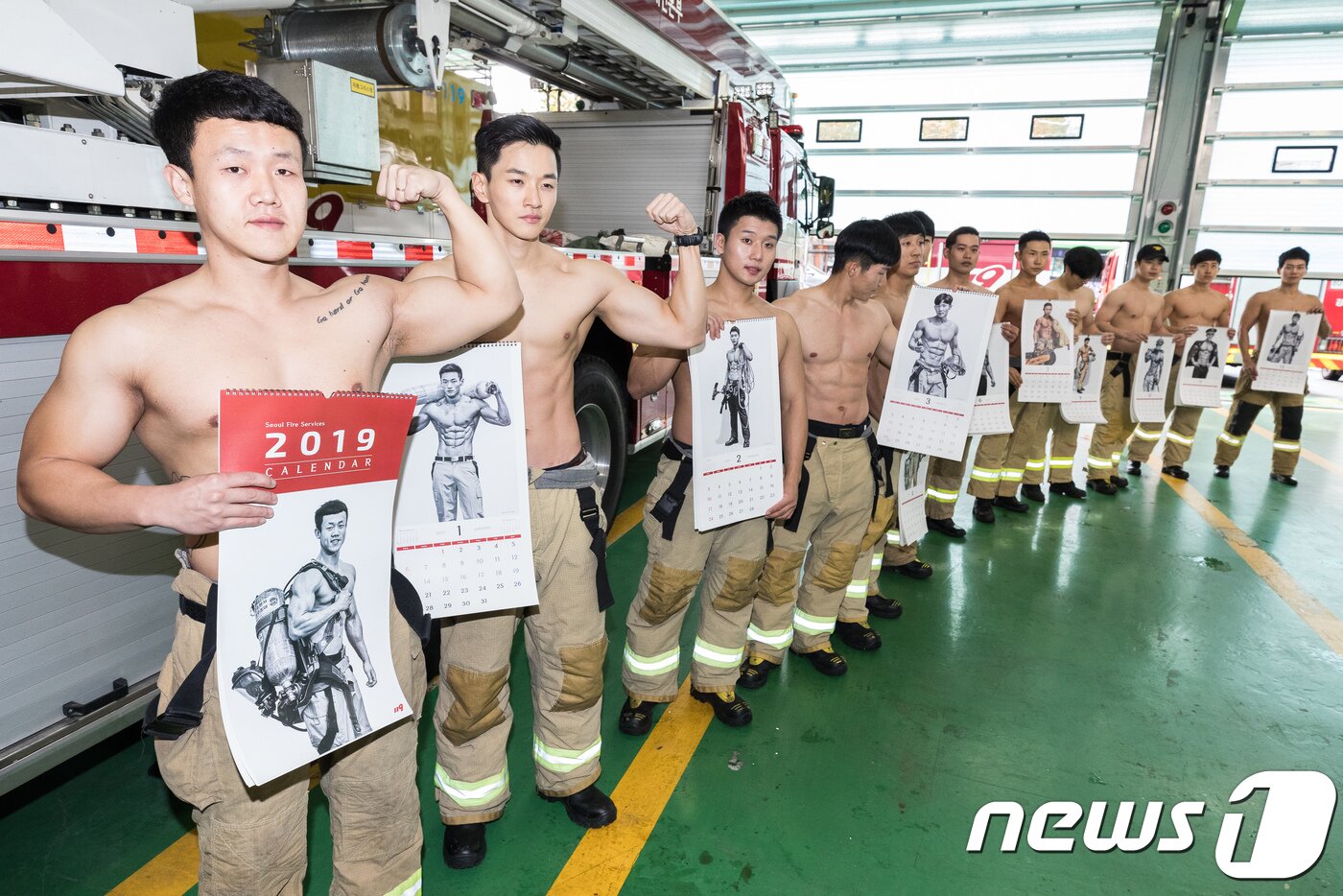 본문 이미지 - 소방의 날인 9일 서울 강남소방서에서 12명의 몸짱 소방관들이 2019년 몸짱 소방관 달력을 홍보하기 위해 포즈를 취하고 있다. 서울시 소방재난본부는 제7회 몸짱 소방관 선발대회에서 선정된 12명의 소방관을 모델로 2019년도 '몸짱소방관' 달력을 제작, 11월9일부터 2019년 1월19일까지 판매한다. 판매수익금 전액은 중증화상환자 치료비로 지원되며, 현재까지 수익금과 기부금을 합한 4억2천만원 전액은 한림화상재단을 통해 96명의 중증화상환자 치료비로 지원했다. 2018.11.9/뉴스1 ⓒ News1 유승관 기자