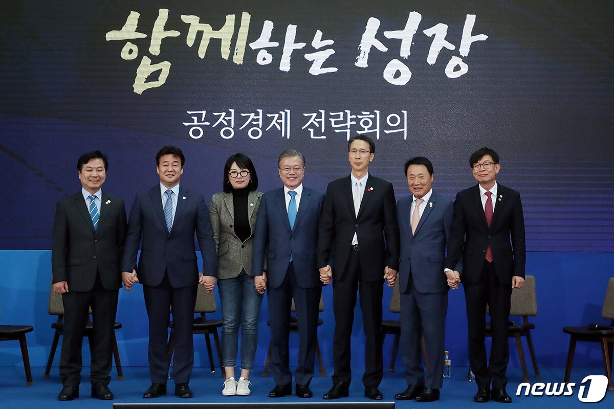 본문 이미지 - 문재인 대통령이 9일 오전 서울 강남구 삼성동 코엑스 내 별마당 도서관에서 열린 공정경제 전략회의에서 토론 참석자들과 손을 잡고 있다. 왼쪽부터 홍종학 중소벤처기업부 장관, 백종원 더본코리아 대표, 박효순 &#39;빽다방&#39; 노원역 우리은행점 점주, 문 대통령, 이갑수 이마트 사장, 안희규 대한웰빙은박 대표, 김상조 공정거래위원장. &#40;청와대 제공&#41; 2018.11.9/뉴스1