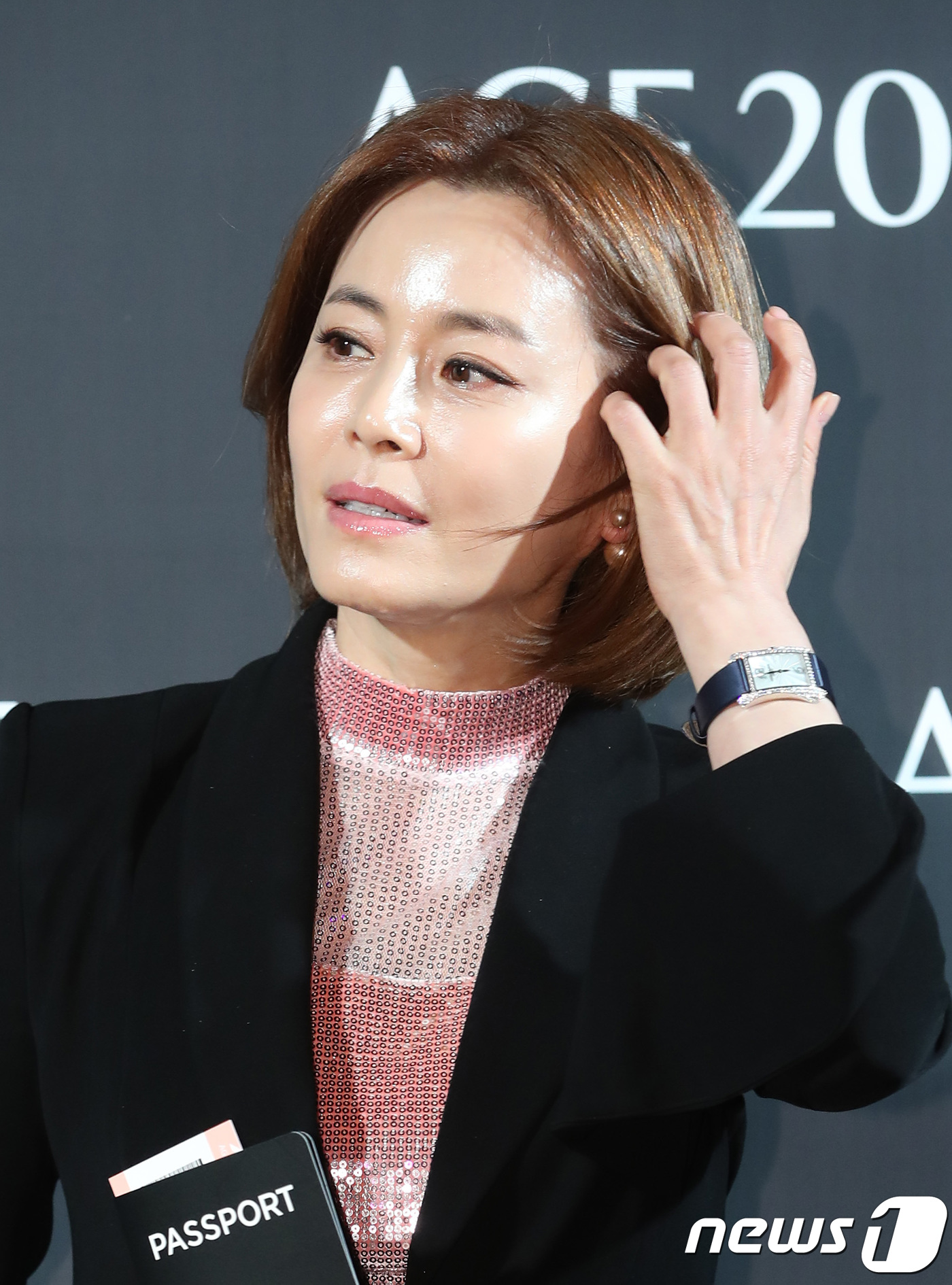 (서울=뉴스1) 권현진 기자 = 배우 견미리가 9일 오후 서울 논현동 쿤스트할레에서 열린 한 화장품 브랜드 런칭 행사에 참석해 포즈를 취하고 있다. 2018.11.9./뉴스1