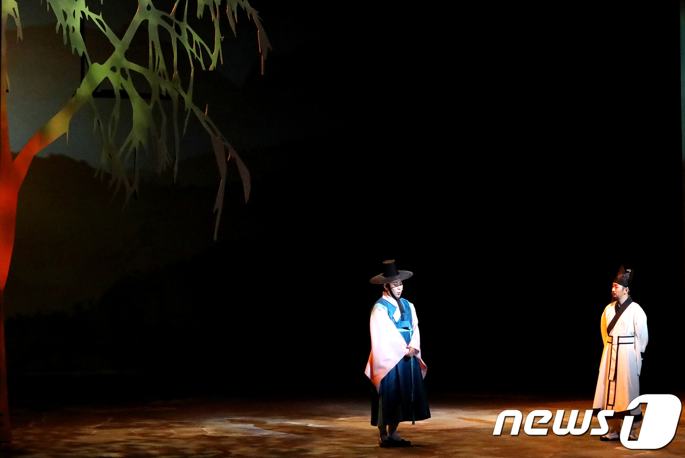 (안동=뉴스1) 피재윤 기자 = 9일 오후 경북 안동문화예술의전당 웅부홀에서 독도오페라단이 주관하는 창작 오페라 '금지옥엽'이 화려한 무대를 선사하고 있다.이 작품은 장애를 극복하 …