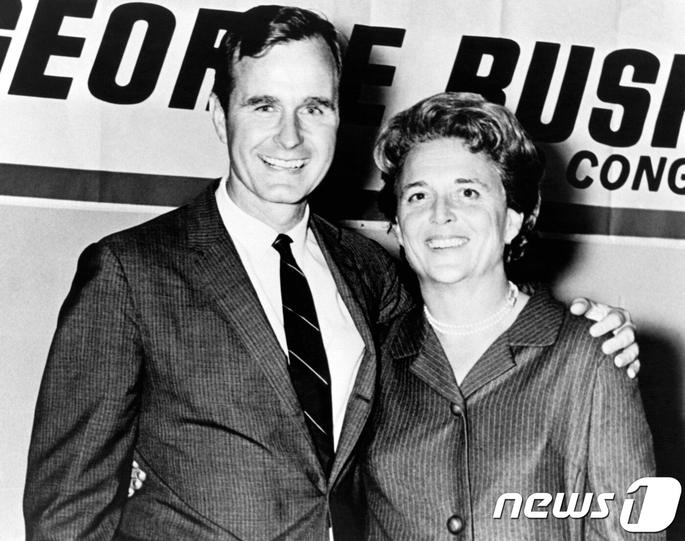 본문 이미지 - 조지 H.W. 부시 전 대통령과 그의 부인 바버라 여사. (자료사진) ⓒ AFP=뉴스1