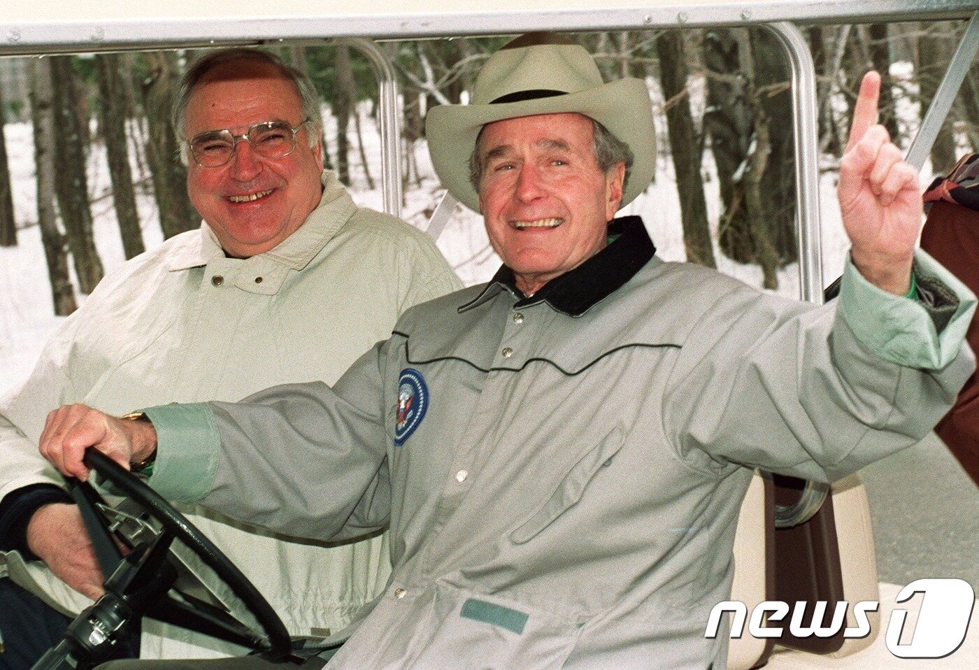 본문 이미지 - 조지 H.W. 부시 전 대통령(오른쪽). ⓒ AFP=뉴스1