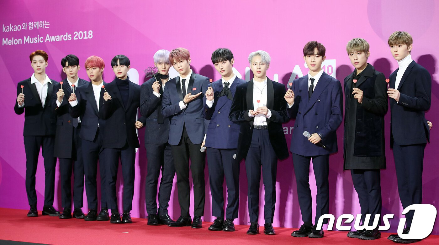 본문 이미지 - 워너원이 1일 오후 서울 고척돔에서 열린 ‘2018 멜론뮤직어워드’ 레드카펫 행사에 참석해 포즈를 취하고 있다. 왼쪽부터 라이관린, 옹성우, 박지훈, 이대휘, 배진영, 강다니엘, 윤지성, 하성운, 김재환, 박우진, 황민현. 2018.12.1./뉴스1 ⓒ News1 권현진 기자