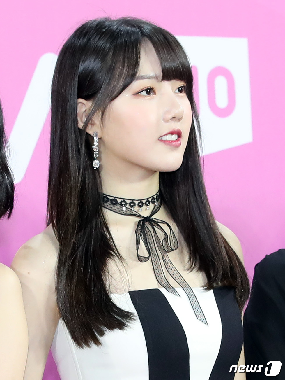 (서울=뉴스1) 권현진 기자 = 여자친구 예린이 1일 오후 서울 고척돔에서 열린 ‘2018 멜론뮤직어워드’ 레드카펫 행사에 참석해 포즈를 취하고 있다. 2018.12.1./뉴스1