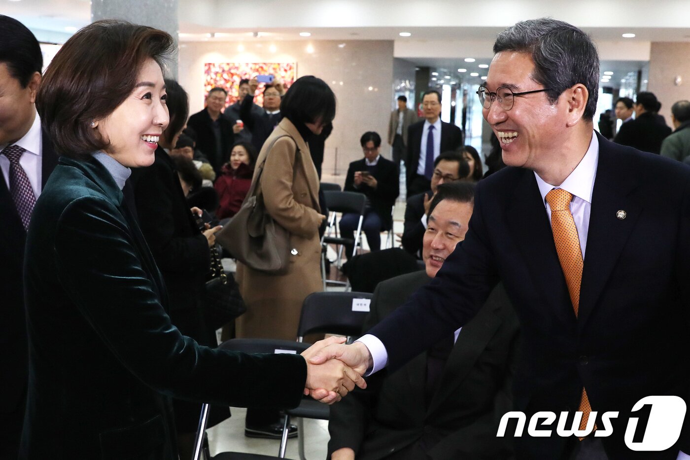 본문 이미지 - 자유한국당 원내대표 후보인 나경원 의원(왼쪽)과 김학용 의원이 지난 10일 오전 서울 여의도 국회 의원회관에서 열린 국회 국가재조포럼 토론회 '인공지능(AI) 선진국으로 가는 길'에서 악수를 나누고 있다.  ⓒ News1 임세영 기자