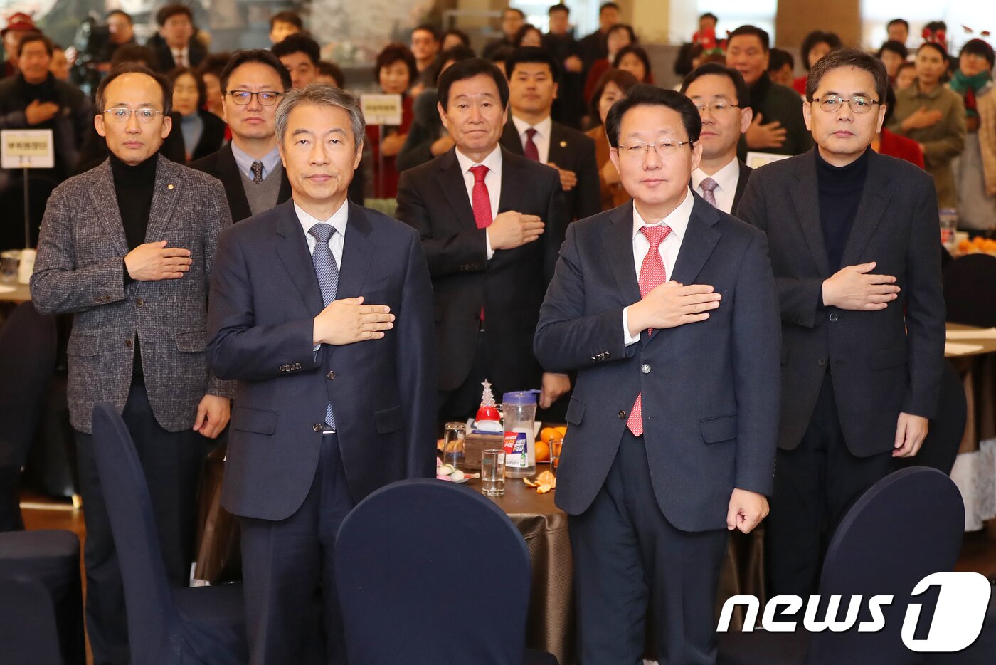 본문 이미지 - 지난 10일 오전 대구 동구 MH컨벤션에서 열린 ‘자유한국당의 혁신과 미래를 위한 2018 대구시당 주요당직자 간담회’ 참석자들이 국민의례를 하고 있다.  ⓒ News1 공정식 기자