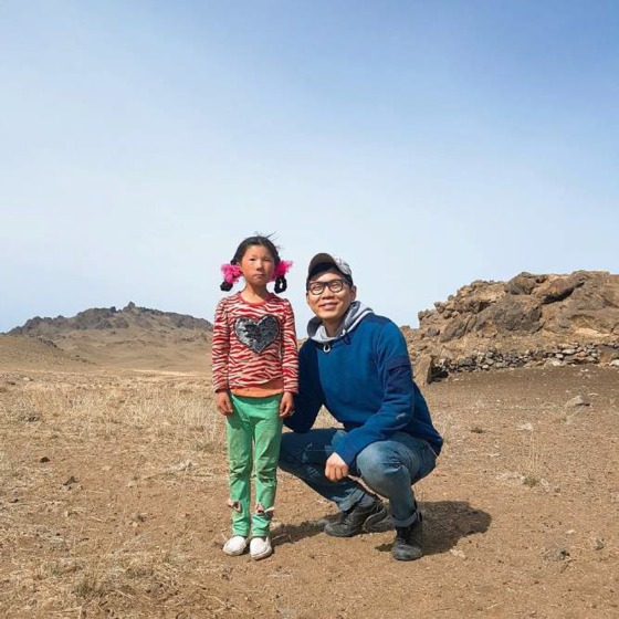 케이오에이 설립 후 방문한 몽골에서 현지 아이와 포즈를 취하고  있는유동주 대표(유 대표 제공) © News1