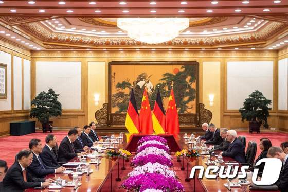 [사진] 獨 대통령과 회담하는 시진핑