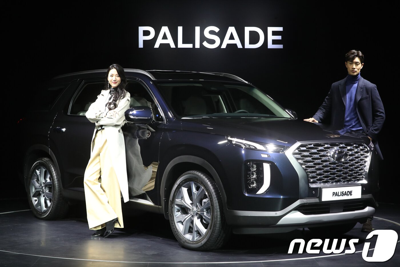 본문 이미지 - 11일 경기 용인 엠앤씨 웍스 스튜디오에서 열린 현대자동차의 대형 스포츠유틸리티차량(SUV) '팰리세이드' 출시행사에서 모델들이 포즈를 취하고 있다. 디젤 2.2, 가솔린 3.8 두 가지 모델로 출시된 팰리세이드는 '직관적인 사용자 경험'을 기반으로 개발한 새로운 개념의 플래그십 대형 SUV로 디자인에서부터 공간 활용성, 주행성능, 안전과 편의사양에 이르기까지 차량 전반에 걸쳐 목표고객의 요구사항을 적극 반영했다. 2018.12.11/뉴스1 ⓒ News1 송원영 기자