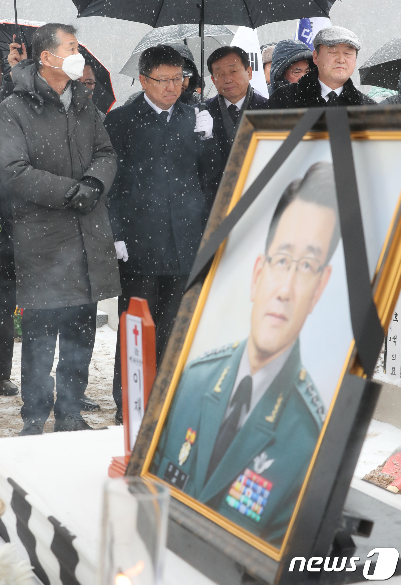 (대전=뉴스1) 주기철 기자 = 박지만 EG 회장(왼쪽 두번째)이 11일 오전 국립대전현충원에서 열린 故 이재수 전 기무사령관의 안장식에 참석해 고인의 명복을 빌고 있다.고인과 중 …