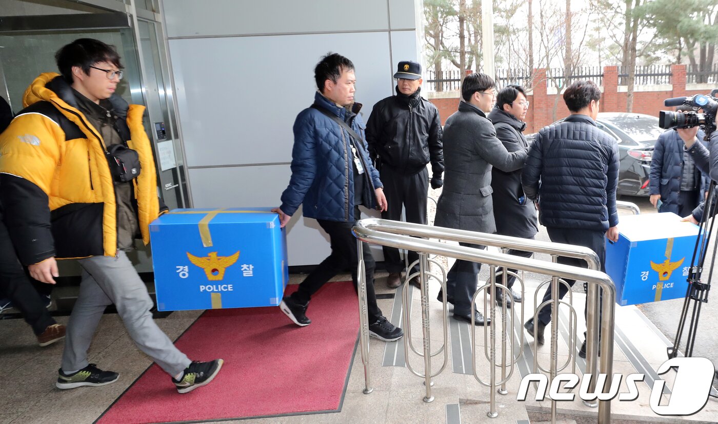 본문 이미지 - 지난 12월11일 경기 일산동구 지역난방공사 고양지사에서 일산동부경찰서 직원들이 압수수색을 마치고 압수품이 담긴 상자를 옮기고 있다. 이날 일산동부경찰서는 백석역 인근 도로에서 발생한 열배관 파열 사고와 관련해 지역난방공사 고양지사와 온수관 보수와 검사를 담당하는 하청업체 2곳을 압수수색했다. 2018.12.11/뉴스1 ⓒ News1 황기선 기자