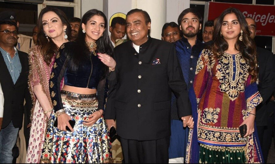 본문 이미지 - 무케시 암바니의 가족 사진.  가운데가 암바니다. - 타임스오브인디아 갈무리