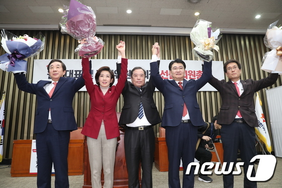 나경원, 한국당 첫 여성 원내대표 선출