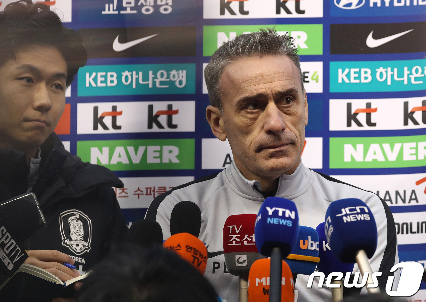 (울산=뉴스1) 이윤기 기자 = 파울루 벤투 대한민국 축구대표팀 감독이 11일 오후 울산 종합운동장에서 2019 아시아축구연맹(AFC) 아시안컵 대비 전지훈련을 앞두고 기자회견을 …