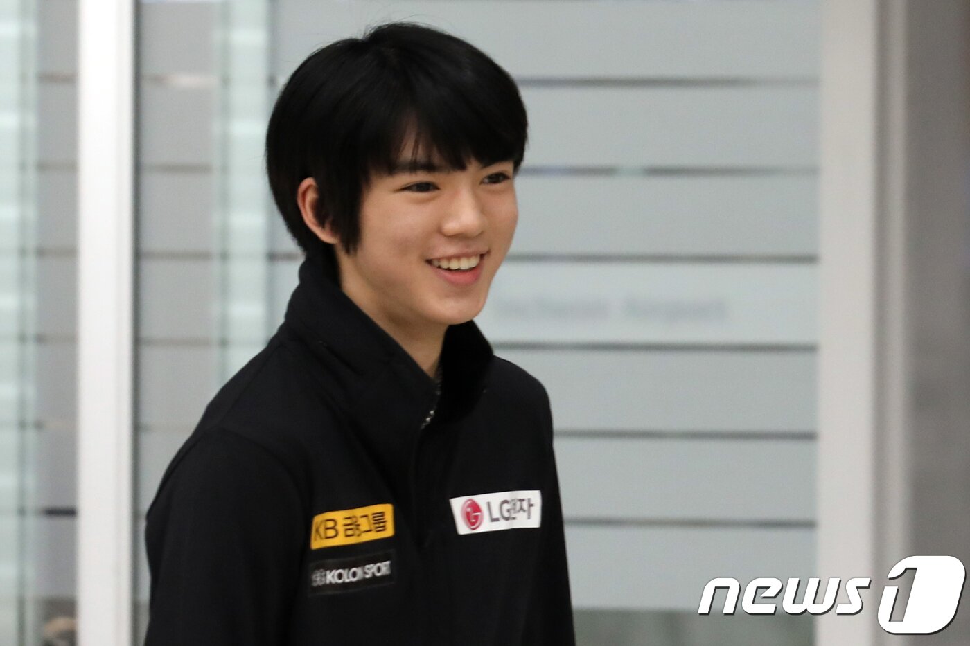 본문 이미지 - 피겨스케이팅 남자 싱글 국가대표 차준환이 11일 오후 인천국제공항을 통해 입국하고 있다. 차준환은 지난 8일(한국시간) 캐나다 밴쿠버에서 열린 2018-2019 국제빙상경기연맹(ISU) 피겨스케이팅 그랑프리 파이널에서 총점 263.49점으로 남자 싱글 동메달을 획득했다. 2018.12.11/뉴스1 ⓒ News1 황기선 기자